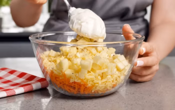 Магазинні салати більше не беру: три продукти натираю, заправляю сметаною, і за п’ять хвилин готова свіжість